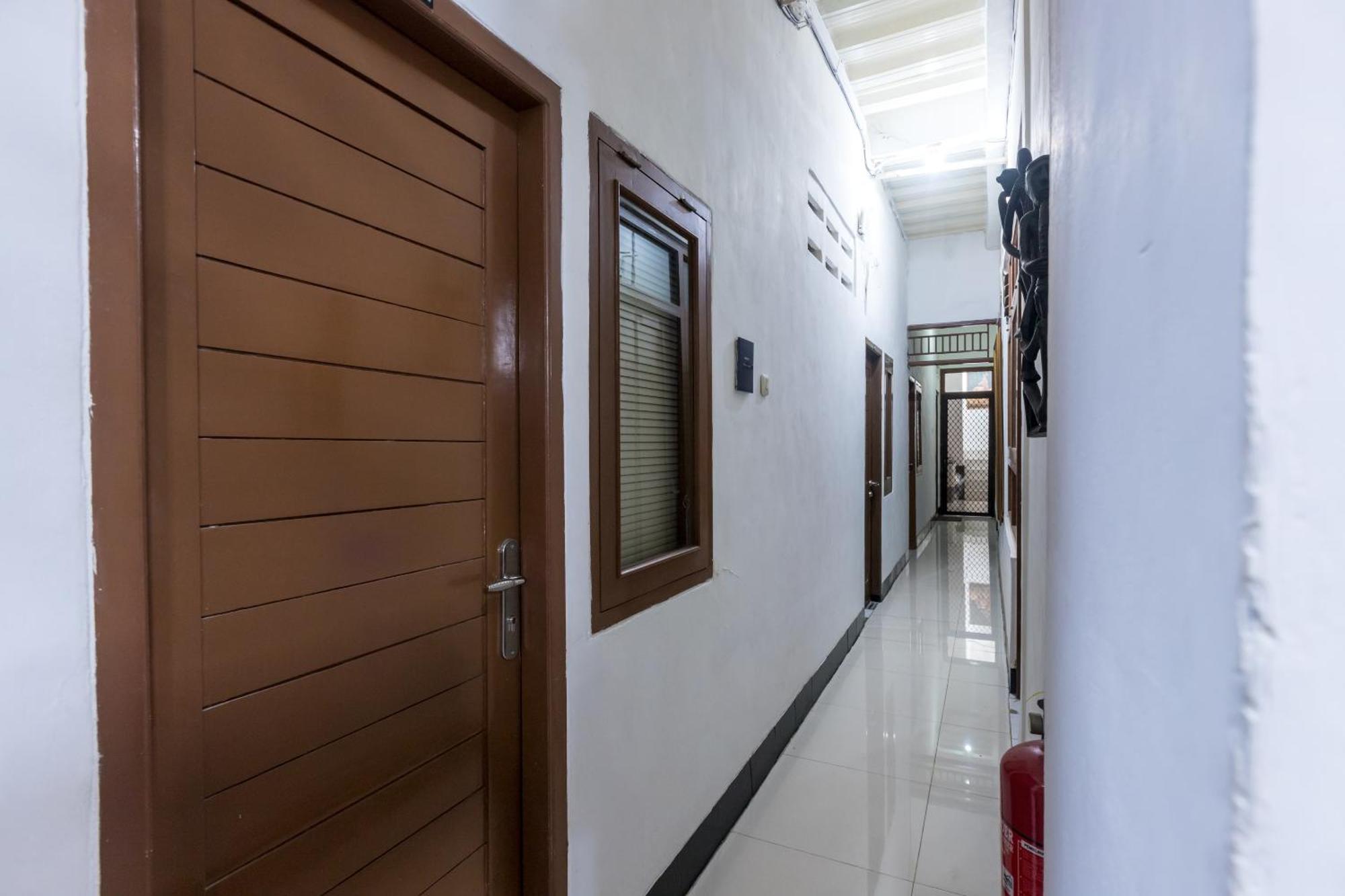 Oyo 1082 Kost Arie 1 Hotel Jakarta Buitenkant foto
